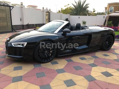 أسود Audi R8 Spider للإيجار في أبو ظبي 1