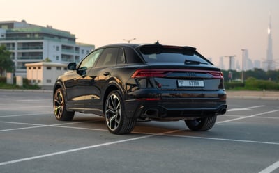 Negro Audi RSQ8 en alquiler en Abu-Dhabi 1