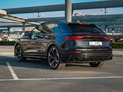 Schwarz Audi RSQ8 zur Miete in Abu-Dhabi 1