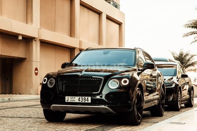 Schwarz Edition W-12 Bentley Bentayga zur Miete in Dubai 0