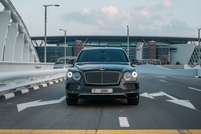 Negro Bentley Bentayga en alquiler en Abu-Dhabi 0