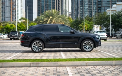 Noir Bentley Bentayga en location à Dubai 1