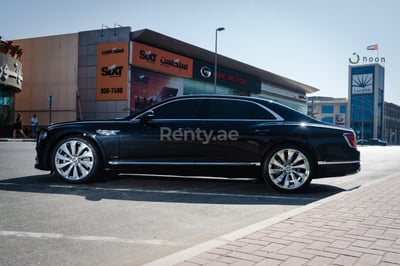 Negro Bentley Flying Spur en alquiler en Abu-Dhabi 1