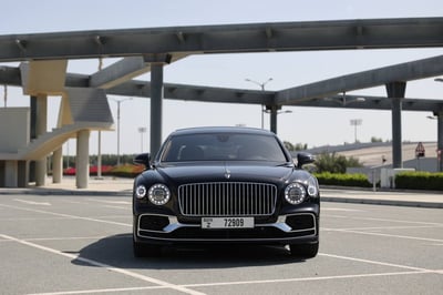 Noir Bentley Flying Spur en location à Abu-Dhabi 0