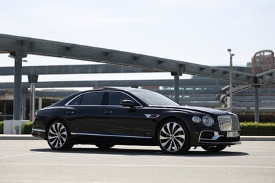 Noir Bentley Flying Spur en location à Abu-Dhabi 1