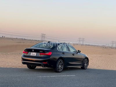 Negro BMW 3 Series en alquiler en Dubai 0