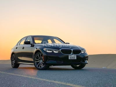 Negro BMW 3 Series en alquiler en Abu-Dhabi 1