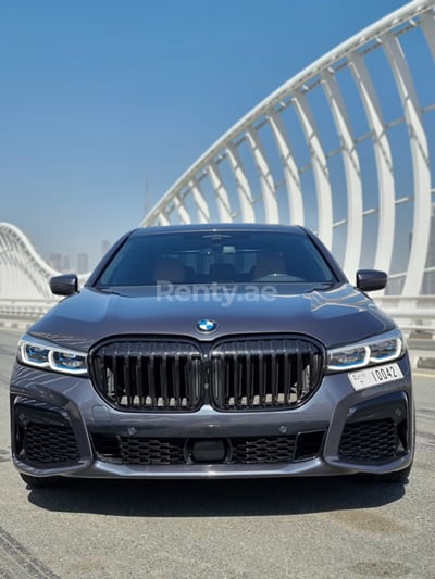 Серый BMW 7 Series в аренду в Шарджа 0