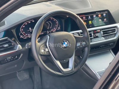 Черный BMW 3 Series в аренду в Шарджа 0