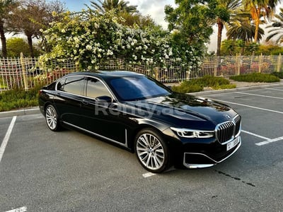 在沙迦租赁黑色 BMW 730 1