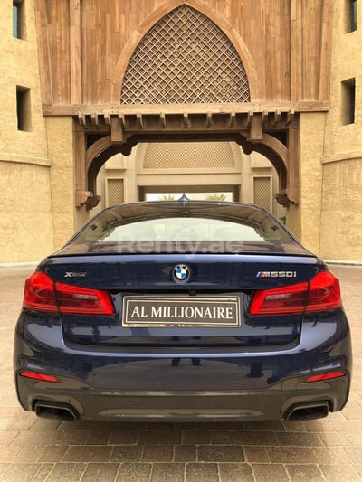 أسود BMW 5 Series M550 للإيجار في أبو ظبي 0