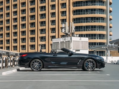 在迪拜租赁黑色 BMW 840i cabrio 0