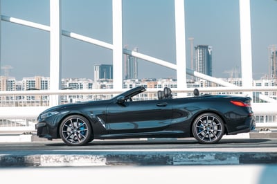 Negro BMW 840i cabrio en alquiler en Abu-Dhabi 1