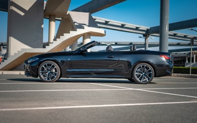 在阿布扎比租赁黑色 BMW 430i cabrio 1