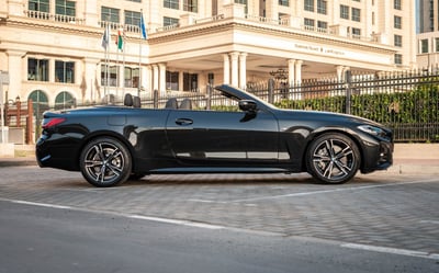 أسود BMW 430i cabrio للإيجار في دبي 1