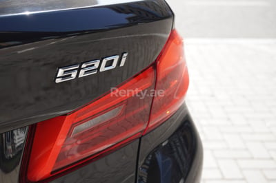 أسود BMW 520I للإيجار في دبي 1