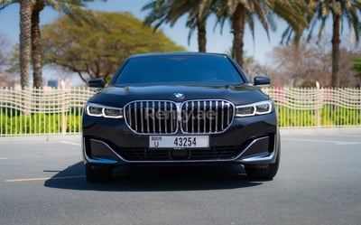 在沙迦租赁黑色 BMW 730Li 0