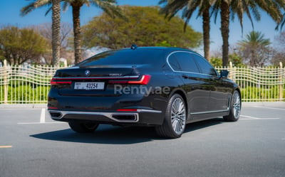 Schwarz BMW 730Li zur Miete in Dubai 1