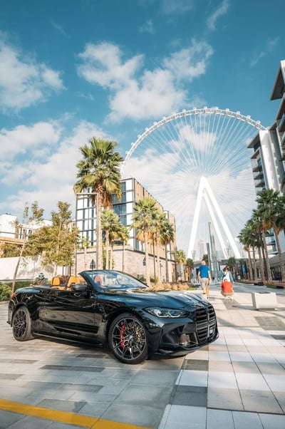 Schwarz BMW 4M Sport Competition cabrio zur Miete in Dubai 0