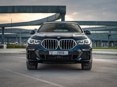 Azul Oscuro BMW X6 M-kit en alquiler en Dubai 0