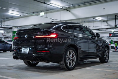 أسود 2020 BMW X4 with X4M Body Kit للإيجار في أبو ظبي 1