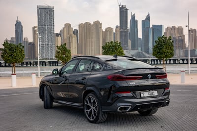 أسود BMW X6 للإيجار في دبي 1