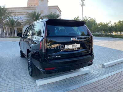 Schwarz Cadillac Escalade Platinum zur Miete in Abu-Dhabi 1