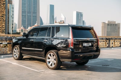 أسود Cadillac Escalade Sport للإيجار في أبو ظبي 1