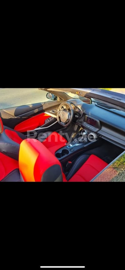 Schwarz Chevrolet Camaro cabrio zur Miete in Abu-Dhabi 1