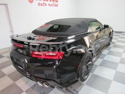 Schwarz Chevrolet Camaro convertible zur Miete in Dubai 0