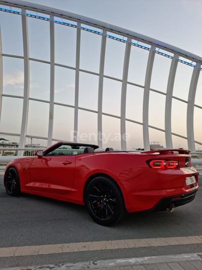 rojo Chevrolet Camaro V8 cabrio en alquiler en Abu-Dhabi 1