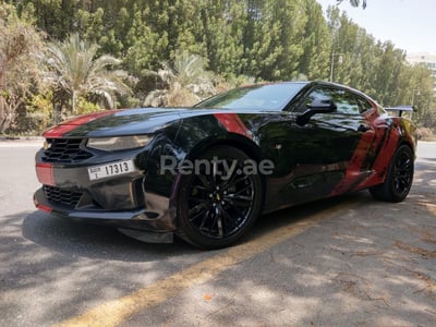 Noir Chevrolet Camaro en location à Abu-Dhabi 0