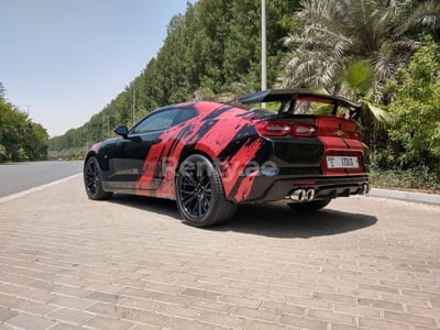 Schwarz Chevrolet Camaro zur Miete in Abu-Dhabi 1