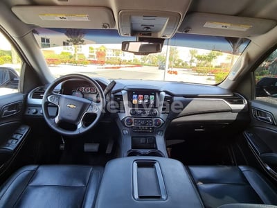 Negro Chevrolet Suburban en alquiler en Sharjah 1