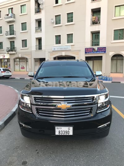 Negro Chevrolet Suburban en alquiler en Abu-Dhabi 0