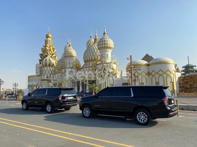 Negro Chevrolet Suburban en alquiler en Dubai 0