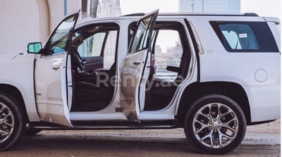 Weiß Chevrolet Tahoe zur Miete in Abu-Dhabi 0