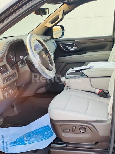 Schwarz GMC Yukon zur Miete in Dubai 0