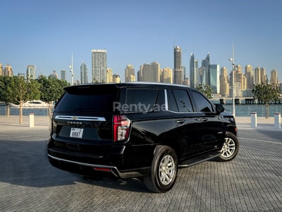 Noir Chevrolet Tahoe en location à Dubai 0