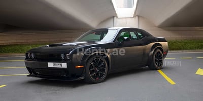 Nero Dodge Challenger in affitto a Sharjah 0