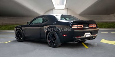 Nero Dodge Challenger in affitto a Abu-Dhabi 1