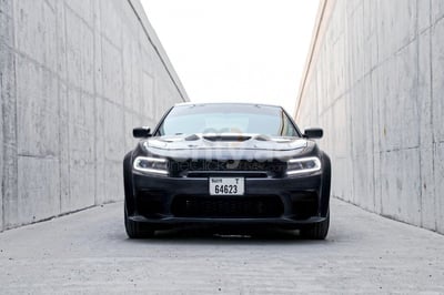 Schwarz Dodge Charger zur Miete in Dubai 0