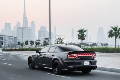 أسود Dodge Charger للإيجار في أبو ظبي 1