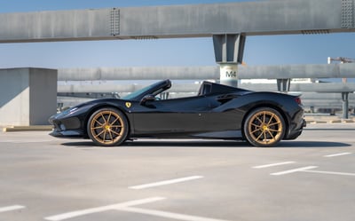 Negro Ferrari F8 Tributo Spyder en alquiler en Dubai 1