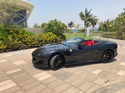 أسود Ferrari Portofino Rosso للإيجار في أبو ظبي 0