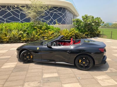 在阿布扎比租赁黑色 Ferrari Portofino Rosso 1