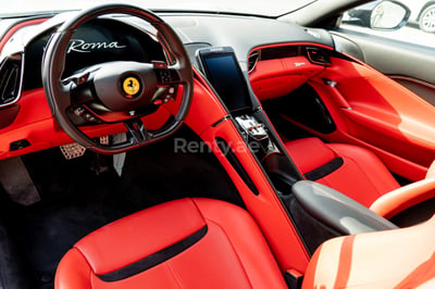 在沙迦租赁黑色 Ferrari Roma 1