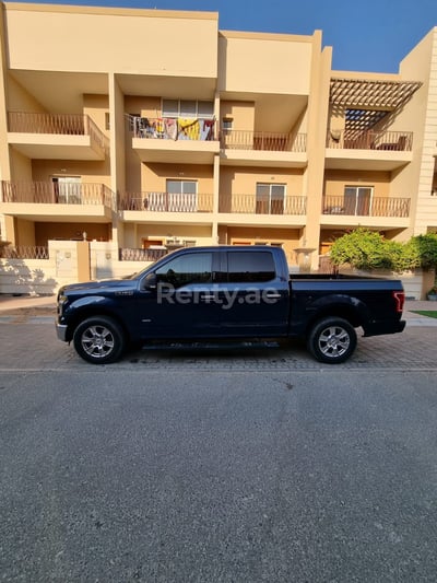 Noir Ford F150 en location à Abu-Dhabi 0