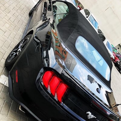 Schwarz Ford Mustang Convertible zur Miete in Dubai 1