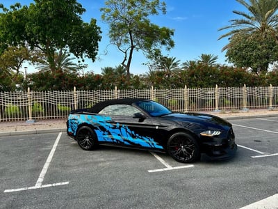 在沙迦租赁黑色 Ford Mustang Convertible 0